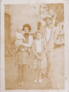 Foto da família de Ligia. Ela estava acompanhada de seu marido, Hermes Bisin, e seus três filhos. A mais velha é a sua filha Nereide, ao lado de sua filha Nilda, e em seu colo estava seu filho Herminho.