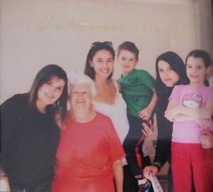 Vovó Ligia, como é chamada, junto de seus netos. (Esq. para dir.) Leticia; Dona Ligia;  Liginha; Enzo; Isabela e Isadora. Esta foto foi tirada no aniversário de Dona Ligia, em sua casa.