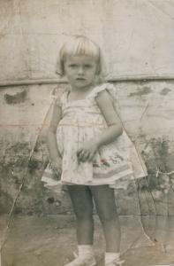 Foto de Marilda aos 2 anos e meio de idade no barricão, onde gostava de brincar. Esta é a única foto de Marilda com essa idade