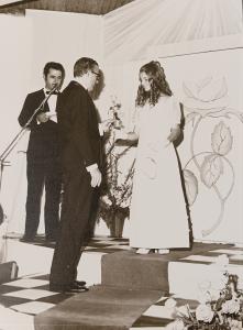 Esta foto foi tirada em seu baile de debutante. Quem a apresentou foi o Roberto Pellegrini, que está ao fundo, e o paraninfo foi o deputado Dr. Blota Júnior. O baile foi realizado no salão de festas ASAS da igreja de Rafard. Lembra que foi um baile maravilhoso e Marilda dançou com alguns conhecidos e amigos ao longo da noite.