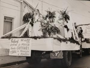 Essa foto foi tirada durante o desfile em comemoração ao aniversário da cidade de Capivari. Os Rafardenses fizeram uma homenagem para a cidade vizinha. (Da esq. para dir.) Em cima do carro estavam Marilda, Nanci e Ednéia. O decorador Eduardo Honora foi quem a convidou para o desfile.