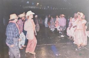 Desde os 6 anos Marilda participa das festas juninas. Essa foto foi tirada numa festa junina no salão de festas do Clube da cidade. Marilda estava com paletó xadrez e calça ferrugem, do lado dos cavalheiros, dançando com sua parceira e amiga Zilda Bitti Sanches. Foi uma festa espetacular.