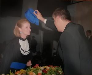 Essa foto foi tirada no dia da sua formatura. Marilda se formou no curso técnico de Design de Moda, na faculdade CEUNSP.  Esta foto representa dois anos de muita batalha e de grande realização. Marilda ainda está lutando para conseguir construir seu ateliê de costuras no terreno atrás de sua casa.