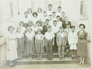 Nesta foto Dide estava com 12 anos, no Grupo Escolar de Itapeva, com as professoras Rosa Lembo e Elza. Dide é a primeira menina da terceira fila, contando de baixo para cima.