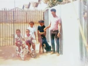 Dide e sua família em sua casa no bairro Popular de Rafard. (Esq. para dir.) Na foto estão seus filhos gêmeos, Alex e Alan; suas filhas Giovana e Suzana; o cachorro Duque e seu esposo, Roque.