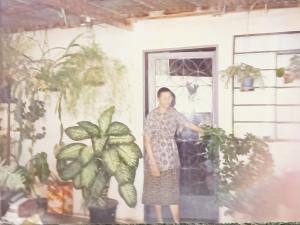 Dide em sua casa nova no bairro Popular de Rafard com suas plantas, logo após a mudança.