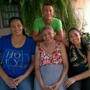 Dona Dide em sua casa acompanhada de seus filhos, Giovana, Alan e Suzana.
