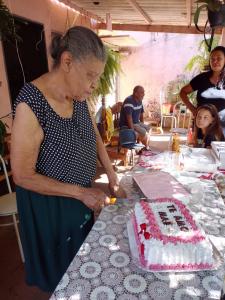 Os filhos da Dona Dide fizeram uma festa de aniversário surpresa para ela. Na foto Dona Dide está acompanhada de sua filha Giovana e sua neta Julia.