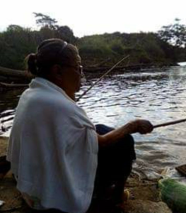 Esta foto foi tirada enquanto Dona Dide realizava a sua atividade de lazer favorita: pesca.