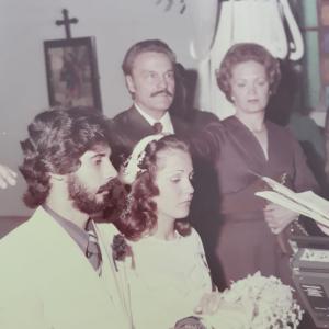 Foto do dia do casamento de Irani e Hermes, na Igreja Matriz de Nossa Senhora de Lourdes, em Rafard. Atrás estão seus pais.