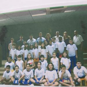 Professora Irani com seus alunos do Colégio EAC, na Câmara Municipal de Capivari. Foto tirada na sessão em que aprovou o projeto “Fulano de tal não”, que eles desenvolveram ao longo do ano. O objetivo do projeto era dar nomes às ruas do bairro Santa Teresa D'Ávila, de Capivari. Irani está na última fileira e é a quinta, da esquerda para a direita.