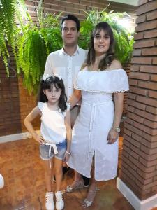 Foto do núcleo familiar da filha da Irani. Na foto está a sua filha, Luciana Cristina Forte Aranha; seu genro, Roberto Aranha e sua neta, Lívia Forte Aranha.