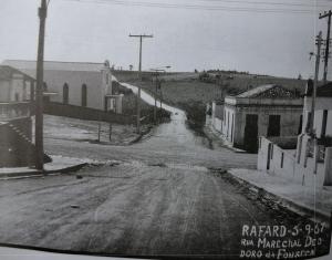 Foto de 1967 da Rua Marechal Deodoro da Fonseca, em Rafard. Antigamente as ruas eram de terra.