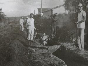 Foto tirada durante o trabalho de Chucho. Ele estava trabalhando na construção do saneamento básico da cidade de Rafard. Chucho está à esquerda, virado de frente.