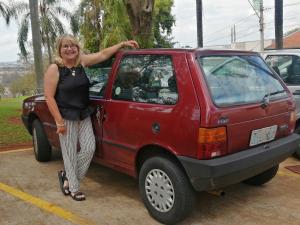 Lourdinha ganhou este Fiat Uno novo no bingo, em 1996, e está com ele desde então. Esta foi uma grande história para seus conhecidos, tanto que ela ficou conhecida como a Loira Fatal.