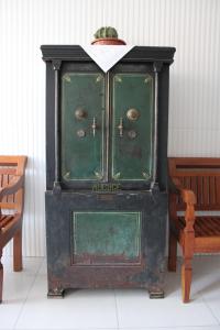 O cofre, comprado pela família em 1907, pertenceu ao avó do Sr. Lói e veio de trem e caminhão de Itaeté até Mucugê, em 1935.

O avô de Lói era comerciante de diamantes. Comprava dos garimpeiros e vendia diretamente para Amsterdã. Lói conta que na época de seca o diamante era caro e o oposto ocorria na época das chuvas. O preço era regulado e compartilhado entre os garimpeiros por meio de uma tabela. Em determinado ano, o avô de Lói não recebeu a tabela e, sem saber que o preço havia abaixado, continuou comprando pelo preço mais caro. Todos, ao saberem da notícia, queriam vender pra ele. Por conta disso, o avô de Lói foi a Salvador comprar o cofre para estocar os cerca de 30kg de diamantes que havia juntado. Quando foi vender, a empresa de Amsterdã não quis pagar o valor alto e ele, então, percebeu o erro e decidiu esperar.
Um ano depois, uma seca intensa tornou o garimpo muito complicado e o avô de Lói, no fim das contas, era o único capaz de comercializar diamantes na região. Acabou fazendo fortuna com a venda do que havia no cofre.