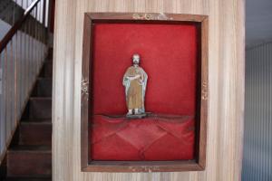 Lói, quando criança, brincava com o filho de Dona Carlinda. A senhora, toda vez que ia agradecer ou pedir algo, clamava a um 