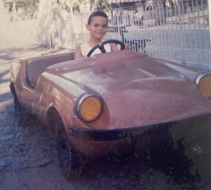 Hélcio no volante de um carro pequeno em Itamaraju, BA, em abril de 1998.