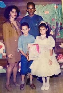 Descrição: Hélcio e família durante a formatura de sua irmã, Raabe Beuclair, em 1998. Da esq. para dir.: Siomária Beuclair, Helcio Beuclair, Elson Beuclair e Raabe Beuclair.