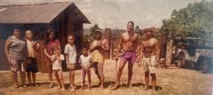 Família e amigos na Fazenda Cosme e Damião, na cidade de Itamaraju, BA, em 1998. Da esq. para dir.: Erondina Rocha, Helcio Beuclair, Veruza, Jéssica Beuclair, Raabe Beuclair, Larric Oliveira, Elson Beuclair, Marcos Oliveira e Silval Rocha.