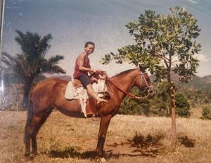Hélcio montado em um cavalo na Fazenda Cosme e Damião, na cidade de Itamaraju, BA, durante 1998.