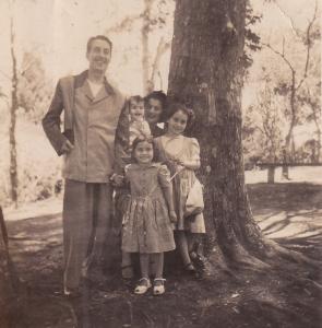 Márcia e sua família em Barbacena, em 1947. Da esq. para dir.: Duarte (pai), Ilza (mãe), Márcia (bebê no colo) e as irmãs Viviane (ao lado da mãe), e Isabel (na frente).