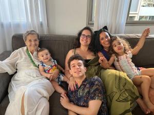 Márcia reunida com a sua filha Maria e seus netos.