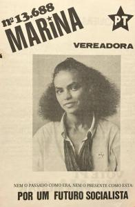 Cartaz de campanha de Marina Silva ao cargo de vereadora pelo Partido dos Trabalhadores, no final da década de 1980. Eleita como a primeira vereadora de esquerda no Acre, Marina já emergia como uma liderança política forjada na militância. Binho Marques e Marina Silva compartilharam a formação acadêmica em História, a atuação nos movimentos estudantis e o encontro com Chico Mendes, figura central da luta socioambiental amazônica.