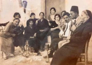 Bisavó de Binho Marques no Líbano, a primeira mulher sorrindo da esquerda. Um gesto simples que atravessa gerações e mantém viva a memória das origens da família.
