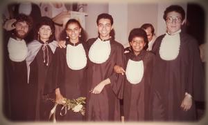 Formatura de Binho Marques em 1994, ao lado de Marina Silva e Júlia. Entre amizades e militância, a universidade também foi espaço de construção de futuros.
