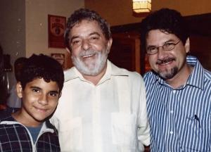 Binho posa ao lado de seu filho, Gabriel Fecury, e do presidente Lula durante o período em que exercia o cargo de governador do Acre. A imagem registra o encontro entre a vida pública e a vida familiar, reunindo diferentes dimensões de sua trajetória.