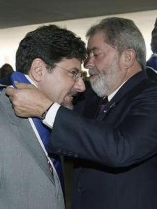 Binho recebe das mãos do presidente Lula a Ordem de Rio Branco, em cerimônia realizada no Itamaraty. Mais do que a entrega de uma condecoração, a imagem preserva a memória de uma conquista que passa a integrar sua história pessoal e institucional, marcando um capítulo significativo de sua vida pública.