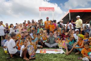 Durante as ações do PROACRE, programa desenvolvido em parceria com o Banco Mundial para ampliar o acesso a serviços básicos em comunidades isoladas, Binho é fotografado ao lado das crianças da Comunidade Polo Mira Flores.
