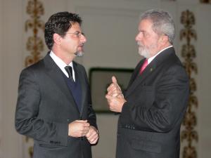 Durante a COP 15, em Copenhague, Binho é fotografado ao lado do presidente Lula em meio às atividades da conferência internacional sobre mudanças climáticas. Realizado em dezembro de 2009, o encontro mobilizou governos de todo o mundo na busca por compromissos voltados à redução das emissões de gases de efeito estufa e à proteção ambiental. A imagem registra a participação de duas lideranças brasileiras em um momento de intensa articulação política e diplomática, quando as questões ambientais ocupavam o centro das discussões globais.