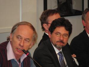 Registrado durante a COP 15, em Copenhague, na Dinamarca, Binho participa de um dos mais importantes encontros internacionais dedicados ao enfrentamento das mudanças climáticas. A conferência reuniu representantes de diversos países para debater estratégias e compromissos globais relacionados ao clima, ao desenvolvimento sustentável e à preservação ambiental. A fotografia preserva a memória de sua presença nesse cenário internacional, conectando a realidade amazônica às discussões sobre o futuro do planeta.