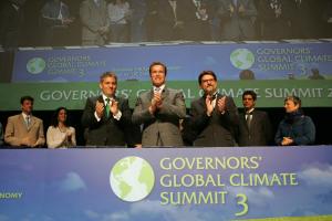 Binho participa da assinatura do memorando que definiu as bases para a cooperação em créditos de carbono entre Acre, Califórnia (EUA) e Chiapas (México). O momento foi aplaudido de pé por lideranças ambientais, cientistas, acadêmicos e jornalistas de pelo menos vinte países. Acre e Chiapas foram os únicos estados a concluir as negociações para a formalização do acordo climático com a Califórnia.