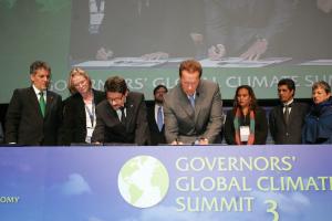 Arnold Schwarzenegger, então governador da Califórnia, assina o acordo de cooperação climática com Acre e Chiapas. Na ocasião, destacou a importância da proteção das florestas tropicais para o combate às mudanças climáticas e afirmou que o memorando abria caminho para que outras regiões passassem a integrar iniciativas ligadas ao mercado de carbono.