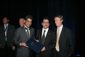 Binho e o deputado estadual Edvaldo Magalhães exibem o documento assinado por Arnold Schwarzenegger durante a formalização do acordo climático entre Acre, Califórnia e Chiapas. Também participa do registro Steve Schwartzman, da ONG americana EDF. Testemunha da solenidade, Edvaldo destacou o caráter pioneiro da iniciativa e o papel do Acre na construção de políticas voltadas ao desenvolvimento sustentável.