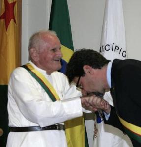 Binho presta homenagem a Frei Paolino Baldassari, o “santo da floresta”. O padre italiano dedicou sua vida ao atendimento de ribeirinhos, indígenas e comunidades carentes, além de defender a floresta, a educação e os direitos dos povos do Acre.