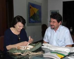 Registro do encontro entre Danielle Mitterrand, presidente da Fundação France Libertés e esposa do ex-presidente francês François Mitterrand, e Binho Marques, durante a assinatura de acordos voltados à construção de novos indicadores de riqueza e desenvolvimento para o Acre. A iniciativa buscava incorporar dimensões sociais, ambientais e humanas na avaliação do progresso do estado.