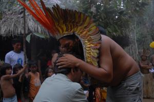 Binho Marques participa de cerimônia tradicional durante visita ao povo Yawanawá, que habita a porção sul da Terra Indígena Rio Gregório, em Tarauacá. Primeira terra indígena demarcada no Acre, a região é um importante símbolo da luta pelos direitos dos povos originários e da preservação da floresta amazônica.