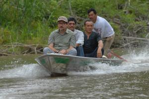 Binho Marques navega pelo Rio Gregório durante visita às comunidades da região, acompanhado por Edvaldo, presidente da Assembleia Legislativa, e por Francisco Pianko, secretário dos Povos Indígenas. As viagens pelos rios da Amazônia faziam parte do esforço de aproximação com as populações tradicionais e indígenas, fortalecendo o diálogo e a presença do poder público nas áreas mais remotas do Acre.