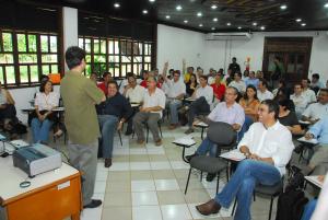 Fórum de secretários do governo Binho Marques reunido para discutir estratégias de gestão e desenvolvimento urbano. Na ocasião, a equipe acompanha a apresentação da proposta da Zona de Atendimento Prioritário (ZAP Urbana 5), iniciativa voltada à concentração de investimentos e serviços públicos em áreas estratégicas de Rio Branco.