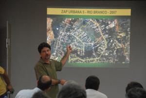 Binho Marques apresenta aos secretários de Estado o projeto da Zona de Atendimento Prioritário (ZAP Urbana 5 – Rio Branco). A proposta buscava integrar ações governamentais e direcionar políticas públicas para melhorar a infraestrutura, a qualidade de vida e o atendimento à população nas regiões mais necessitadas da capital.