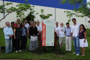 Amigos próximos de Chico Mendes, entre eles Binho Marques, Marina Silva e o ator Victor Fasano, participam do plantio de árvores em homenagem ao ambientalista no Parque da Maternidade, em Rio Branco, no Bosque “Amigos do Chico”. A ação simboliza a preservação do legado do líder seringueiro e a defesa da floresta amazônica.