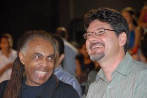 Binho Marques com Gilberto Gil no Alto Santo, em Rio Branco, espaço dedicado à preservação da memória de Raimundo Irineu Serra, o Mestre Irineu, fundador da Doutrina do Daime. O encontro simboliza a conexão entre cultura, espiritualidade e identidade amazônica.