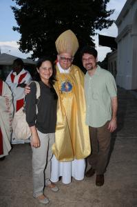 Dom Moacyr, conhecido como o “bispo dos seringueiros”, aparece ao lado de Binho Marques e sua esposa Flávia.