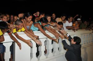 Despedida de Binho Marques do governo do Acre, em um momento de encontro com a população no início dos anos 2010, marcando o fim de uma gestão voltada à inclusão social e ao desenvolvimento sustentável.