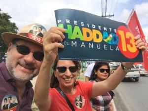 Binho Marques ao lado de Flávia, sua esposa, durante a campanha de Fernando Haddad à Presidência da República em 2018, em um momento de mobilização política e defesa de um projeto democrático para o Brasil.