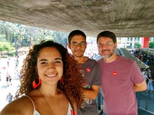 Binho Marques em passeio pelo MASP ao lado dos filhos Maria Clara e Gabriel, em um momento de convivência que une família, arte e formação cultural em um dos principais museus do país.
